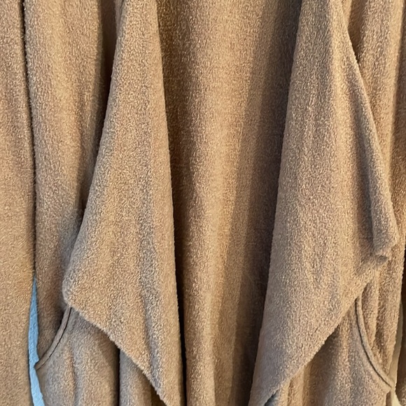 Barefoot Dreams CozyChic Lite Island Wrap, Taupe. Size L/XL - Picture 4 of 8